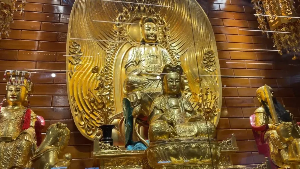 Алтарь в храме Шведагон