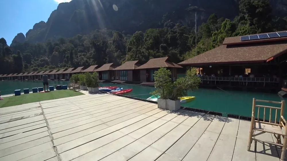 Атмосферные плавучие бунгало на озере