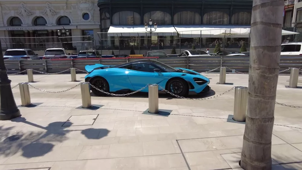 Обычный автомобиль, на котором передвигаются местные жители