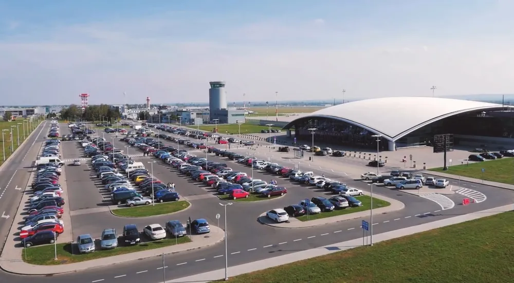 Аэропорт Жешув-Ясёнка - автостоянка