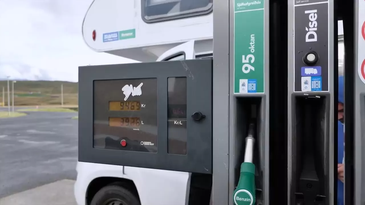 Автозаправки в Исландии - колонка с самообслуживанием