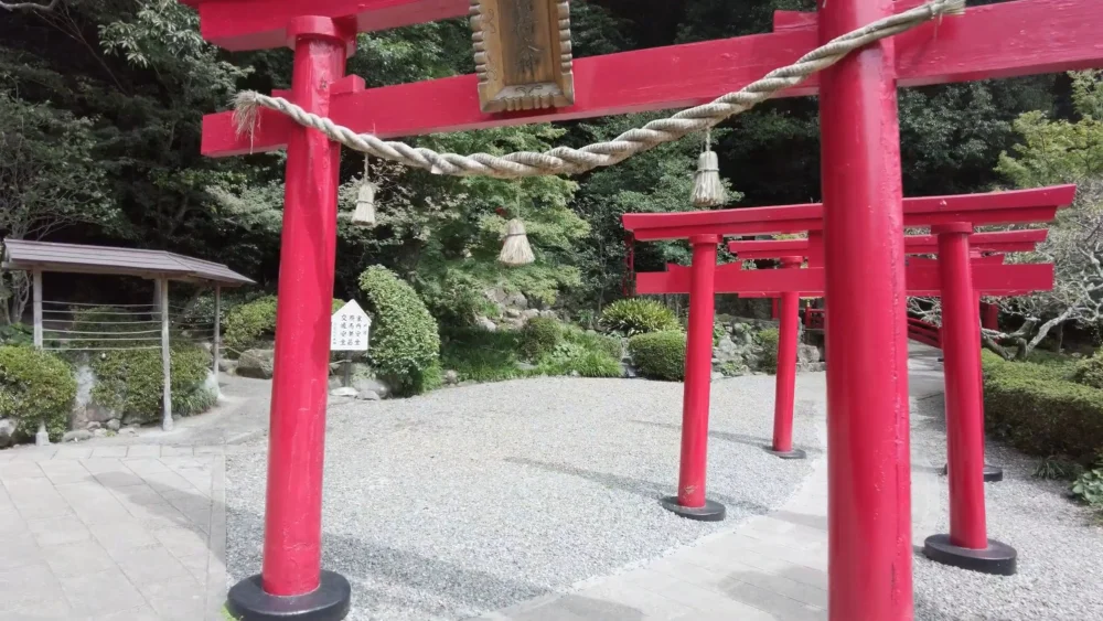 Беппу встречает нас Вратами тории