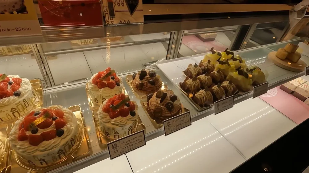 Готовые блюда на витрине ресторана