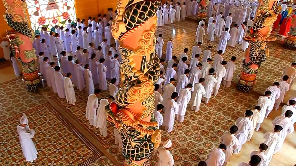 Богослужение в храме Као Дай