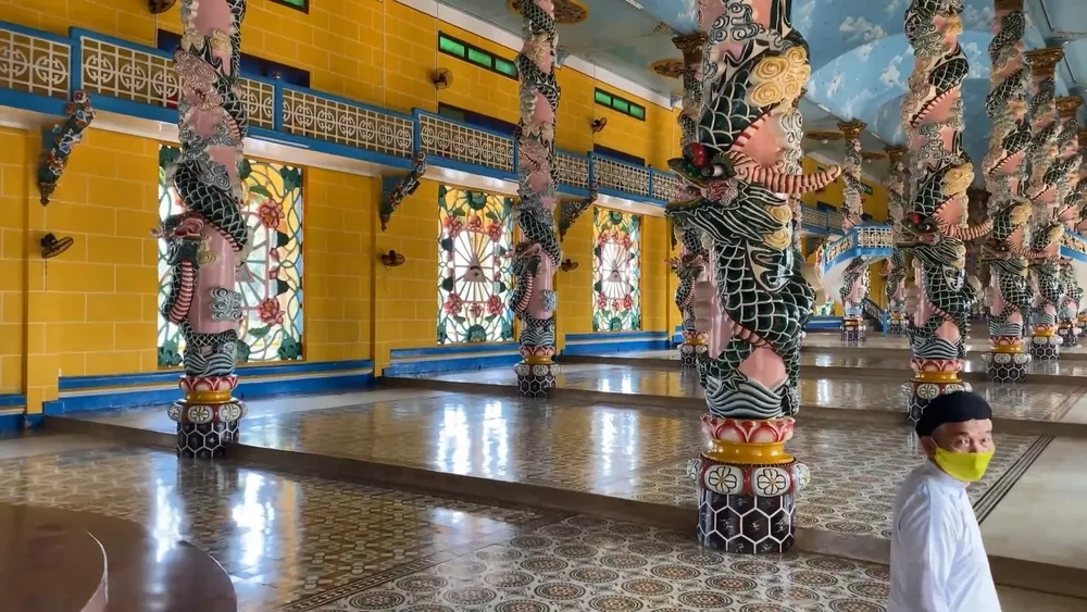 Главное помещение храма Као Дай