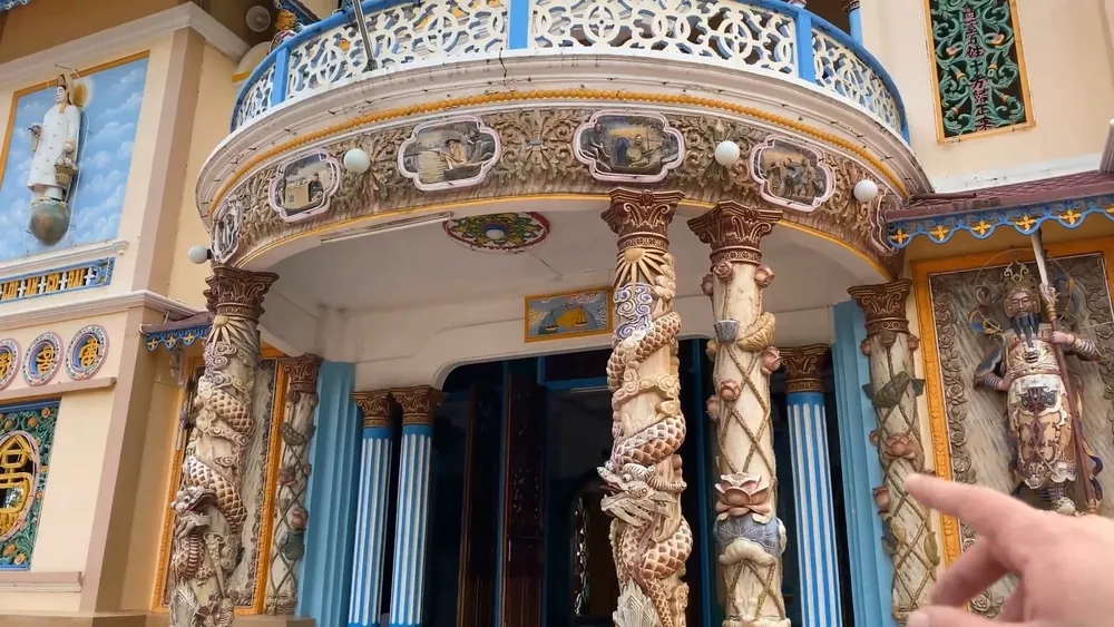 Главный вход в храм