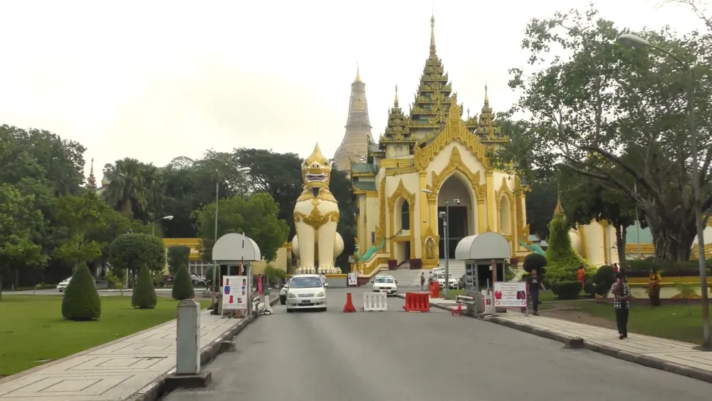 Главные ворота пагоды Шведагон