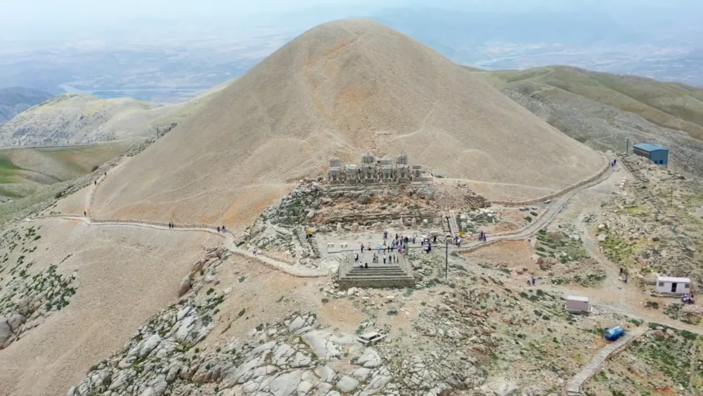 Гора Немрут - вид сверху (дрон)