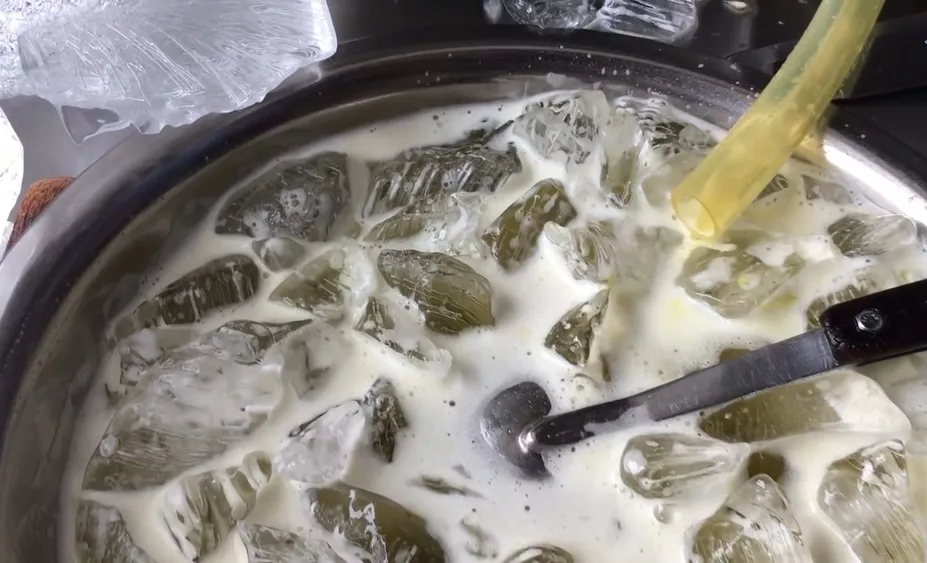 Горькая вода со льдом - спасение в жаркую погоду