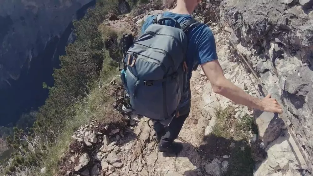 Горная тропа вдоль озера