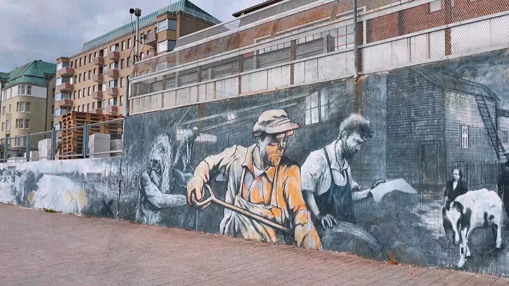 граффити на стенах домов в городе Тампере