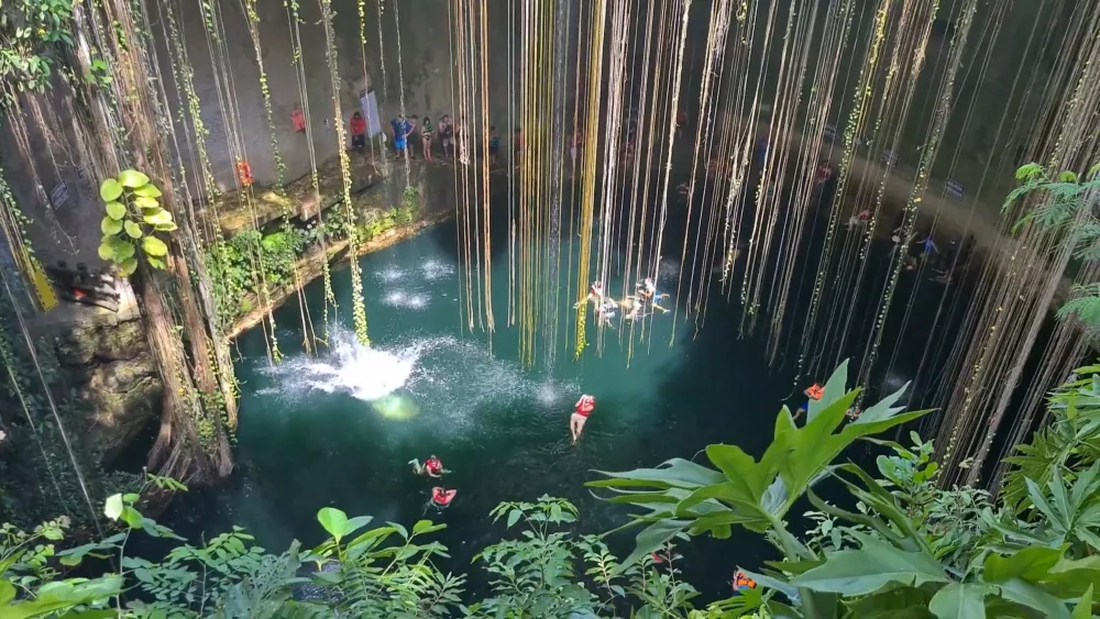 Ик-Киль — один из самых больших и красивых сенотов в Мексике