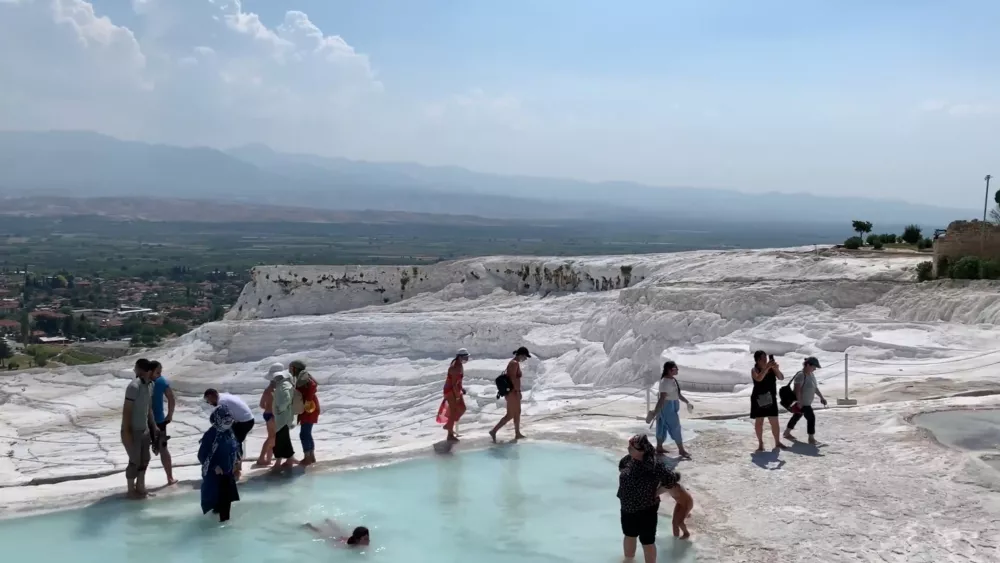 Термальные источники Памуккале очень популярны среди туристов
