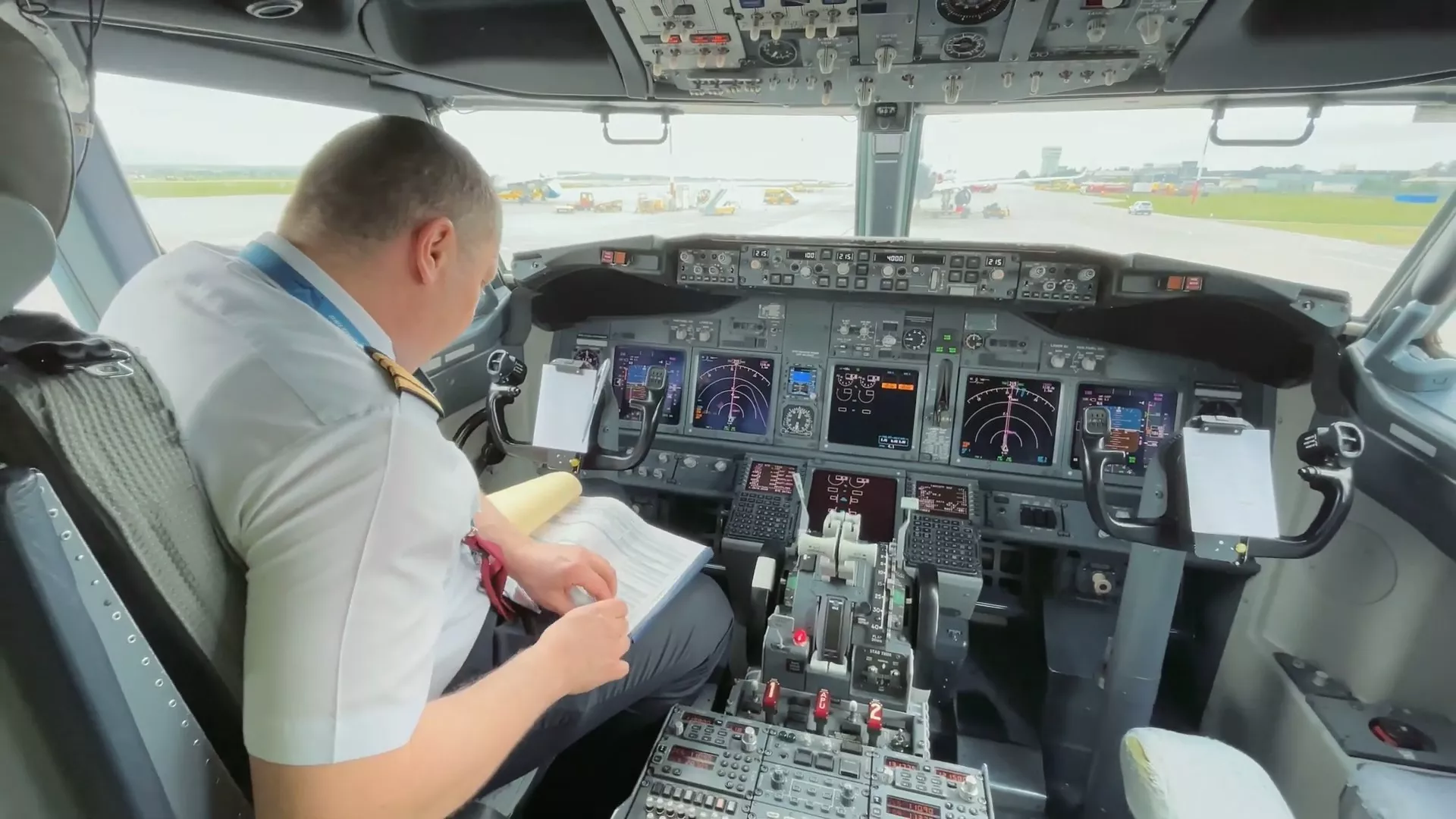 Кабина пилота Boeing 737