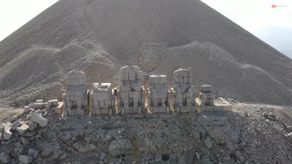 Каменное святилище, возведенное на окружающем вершину холме