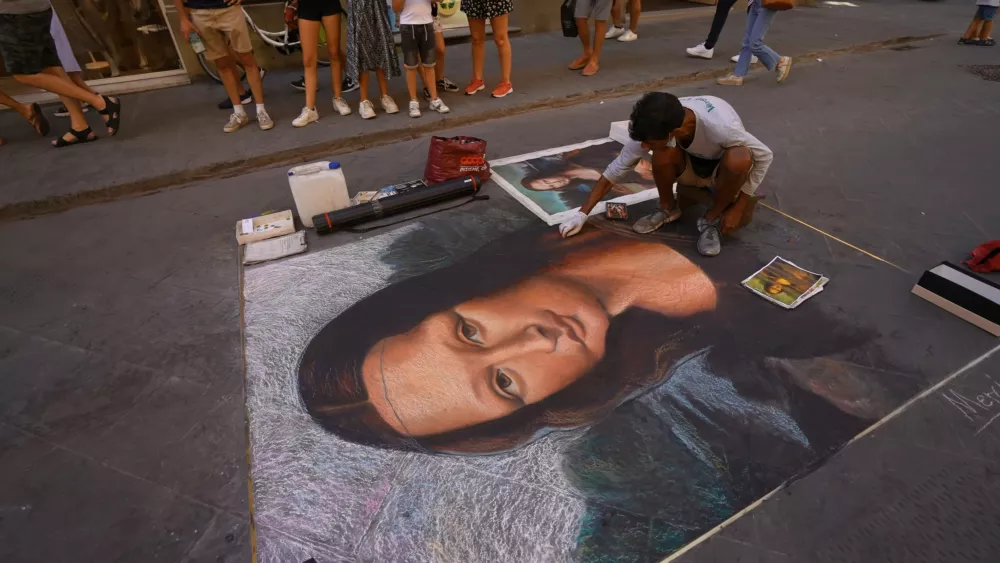 Шедевры местных художников - картина Мона Лизы на асфальте