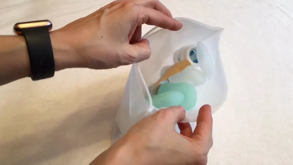 Косметику лучше упаковывать в прозрачный пакет