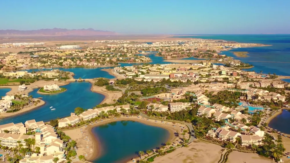Курорт Эль-Гуна - расположен в 25 км на север от Хургады на побережье Красного моря