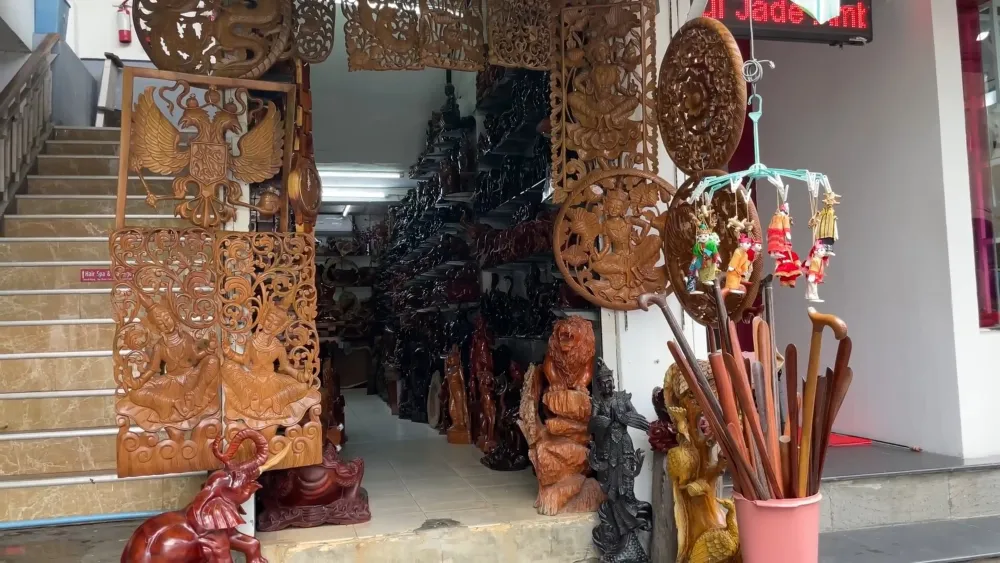 Лавка по продаже резных деревянных изделий ручной работы