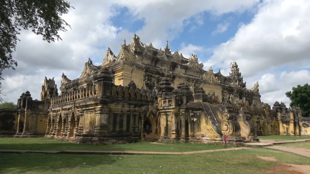 Маха Аунмье Бонзан - буддийский монастырь в Инве
