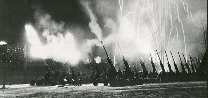 Марсово поле салют