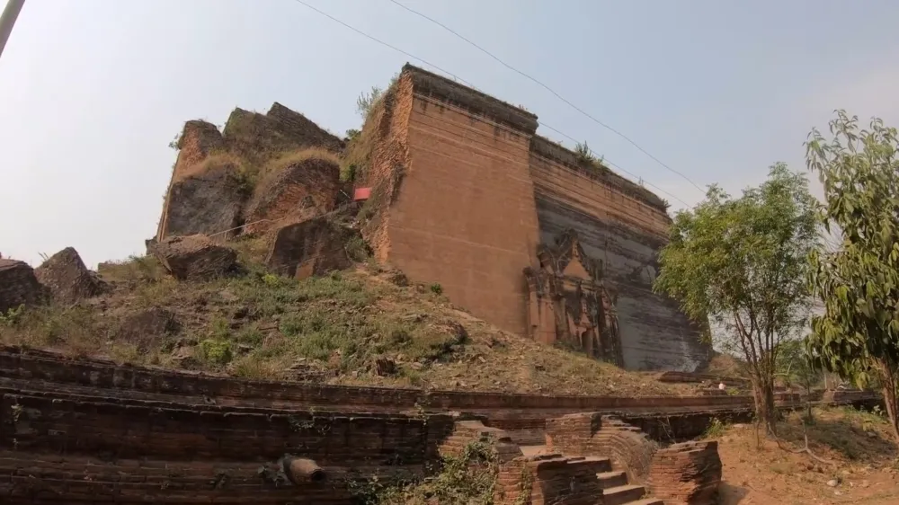 Mingun Pahtodawgyi — незавершенная ступа-монумент в Мингуне