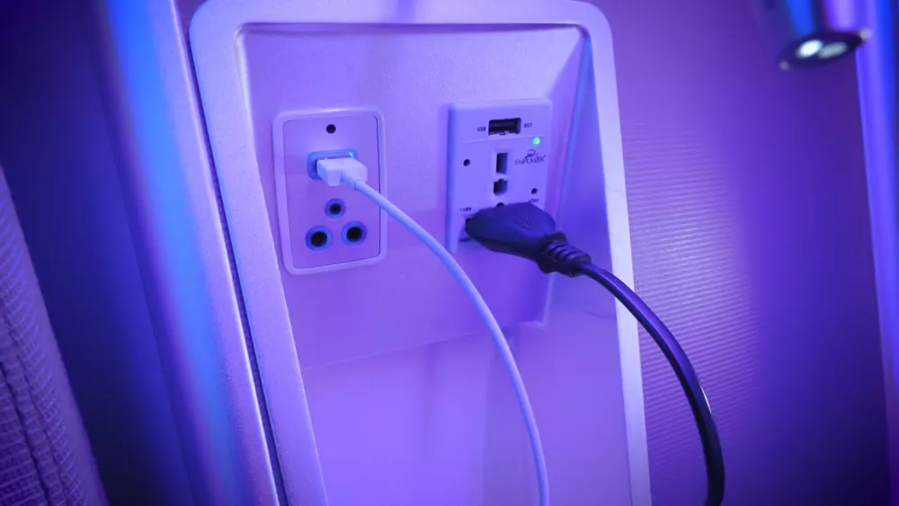 Зарядка телефона в самолете - можно ли зарядить телефон в самолете?