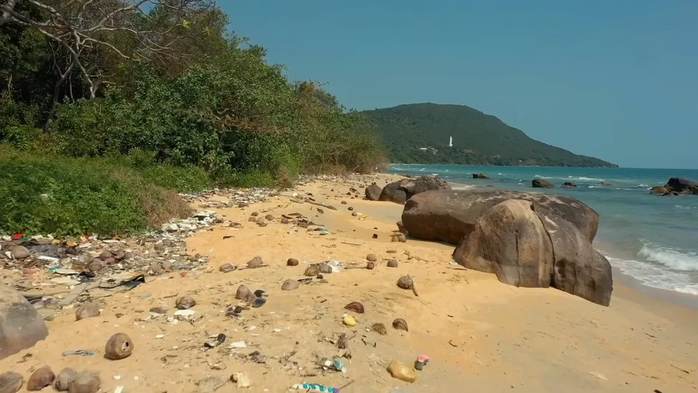 Мусор на пляжах Фукуока