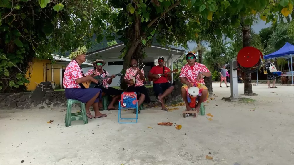 На Бора-Бора вас встретят с музыкой и песнями! Ну, за такие деньги могли бы и сплясать...