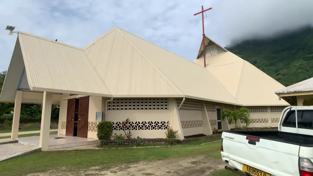На островах есть даже христианские церкви! Так что если вам необходимо замолить грехи - добро пожаловать...