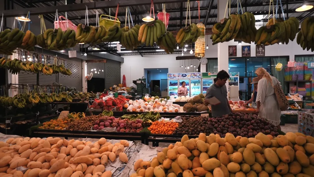 На рынках Таиланда фрукты всегда самые свежие