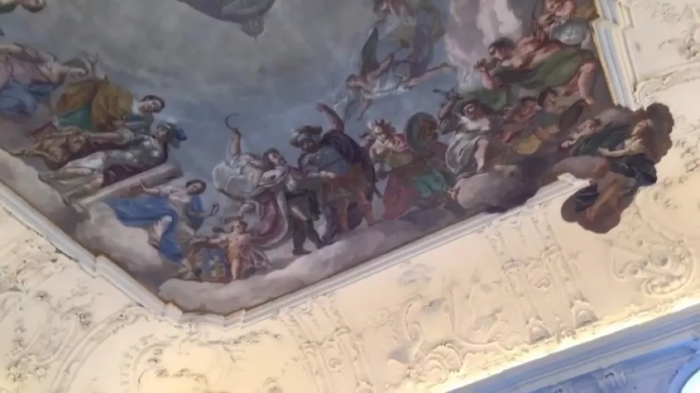 Панно в честь первого владельца замка Наход