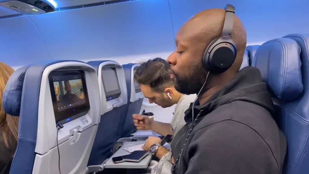 Не забудьте взять с собой подходящие наушники