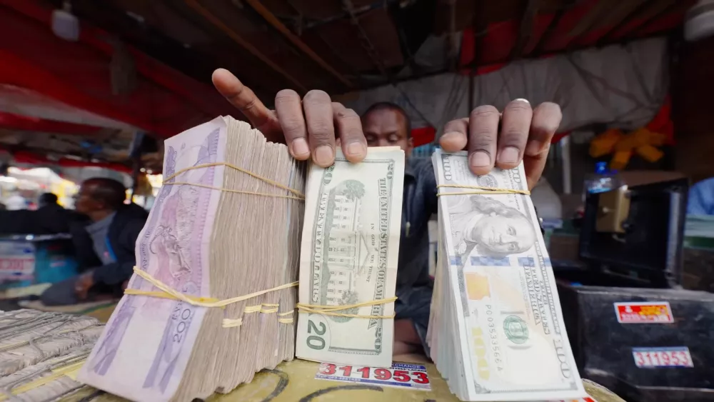 Обменивая валюту на местные деньги, будьте готовы носить с собой не кошелек, а чемодан...