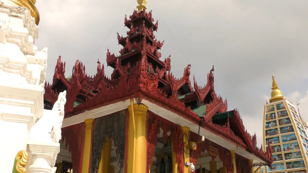 Одна из ступ пагоды Шведагон