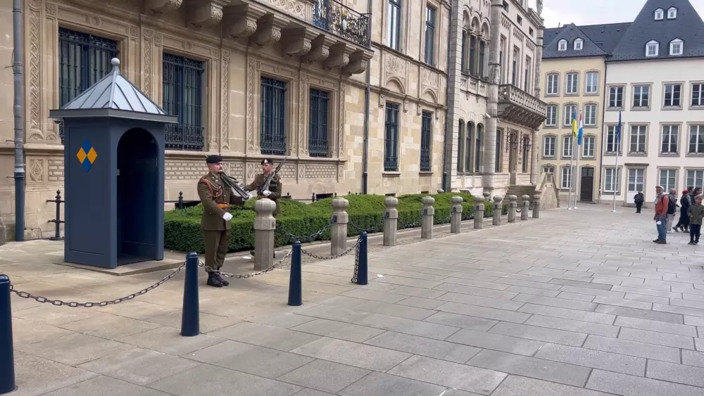 Охраняемый вход в Королевский Дворец (Люксембург)