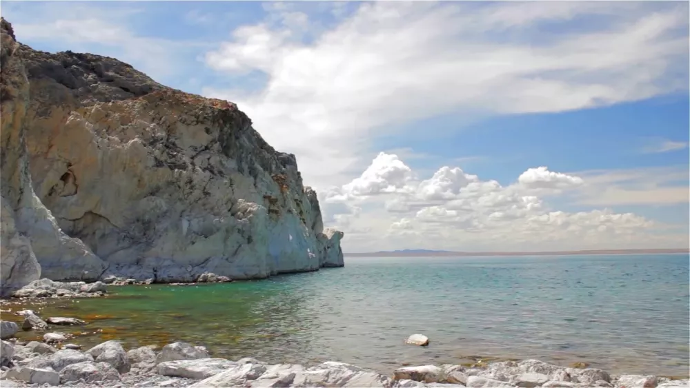 Озеро Хяргас-Нуур в Котловине Больших Озёр на западе Монголии