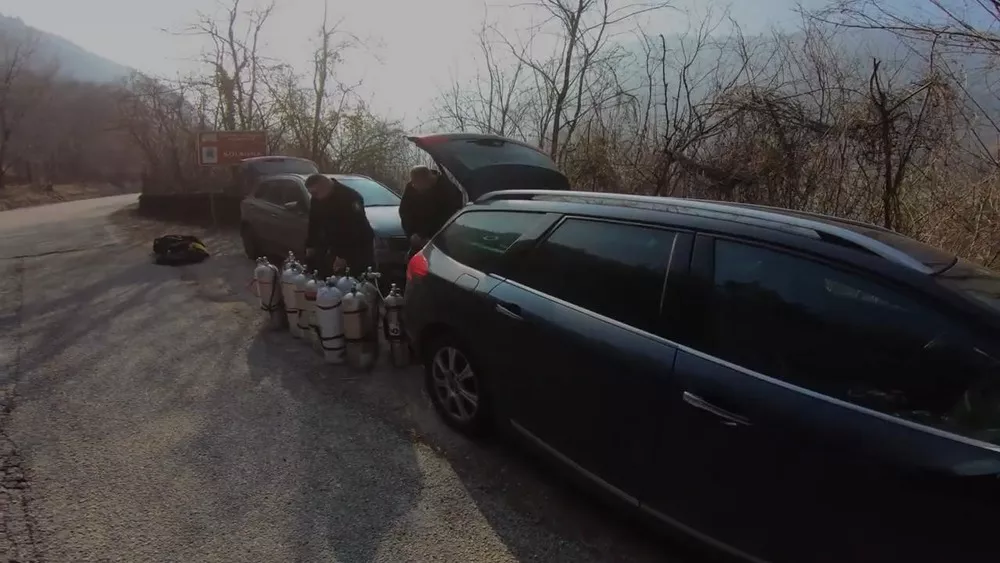 Парковка на дороге возле грота