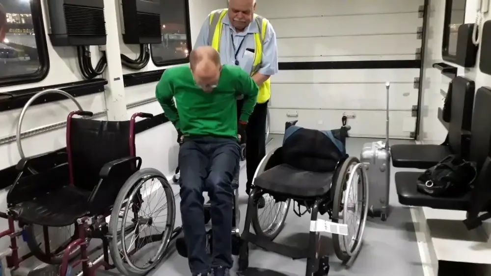 Передвижение по аэропорту для людей с ограниченными возможностями, посадка и выход из самолета