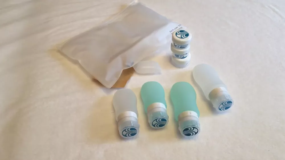 Косметику лучше расфасовать в маленькие пластиковые тубы с крышками