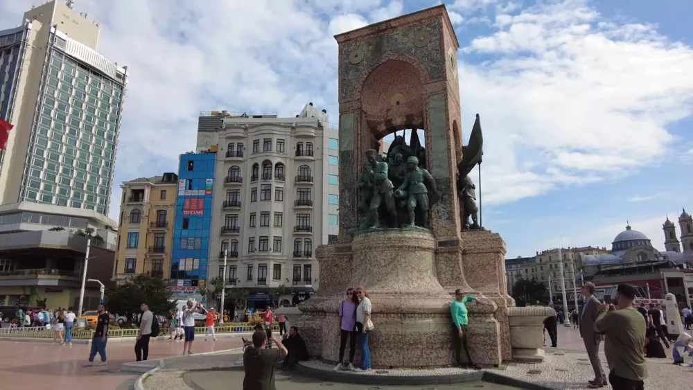 Площадь Таксим и памятник Республике