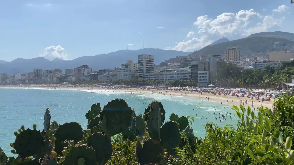 Популярный пляж Ипанема в Рио-де-Жанейро