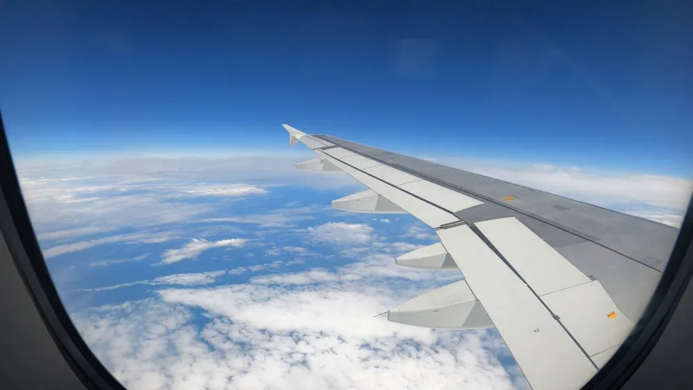 Полет на самолете над облаками