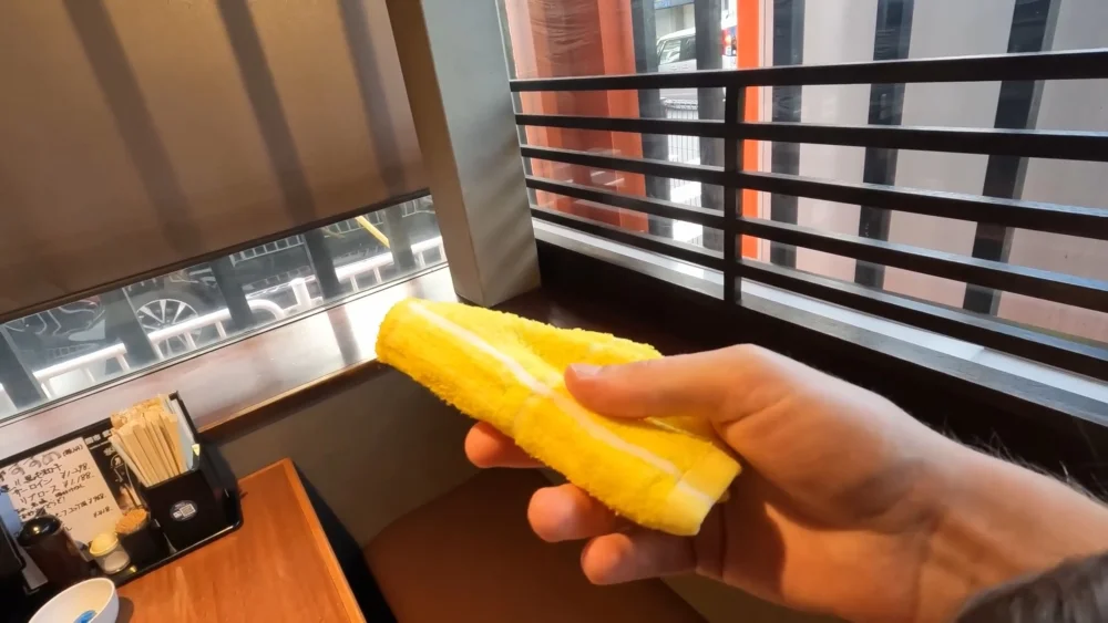 Полотенце осибори, которым вытирают руки перед едой