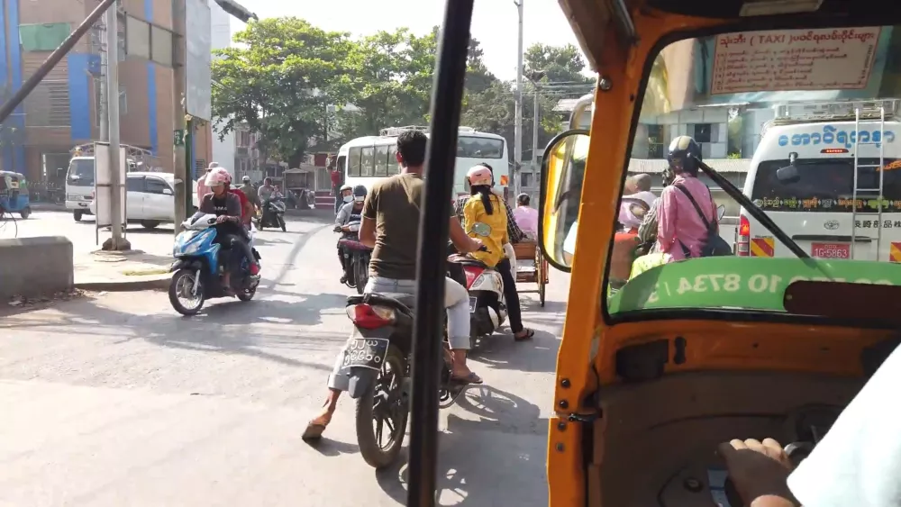 Поворотники в Мьянме не используются по назначению - вместо этого водители подают звуковой сигнал или жесты