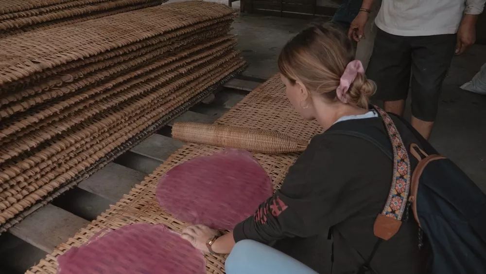 Пробуем самостоятельно катать рисовые лепешки