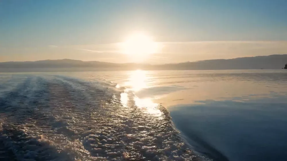 Прогулка на катере по вечернему озеру