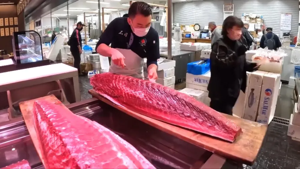 Разделка тунца на рынке Цукидзи