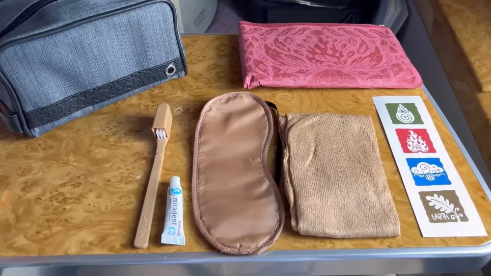 Многие авиакомпании выдают своим пассажирам разовый пакет для гигиены