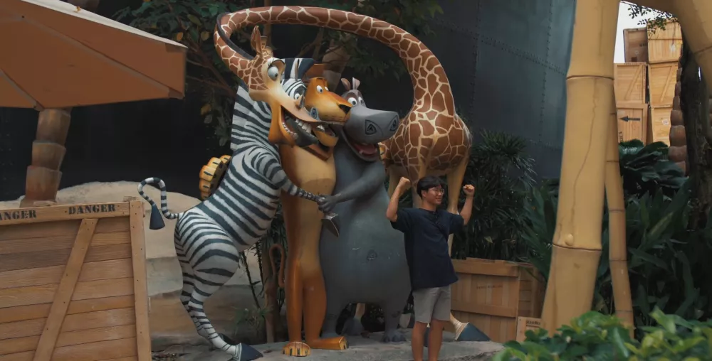 Селфи в парке развлечений с любимыми персонажами